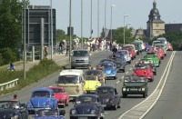 Käfer-Korso: Autos fahren  auch auf das VW-Gelände