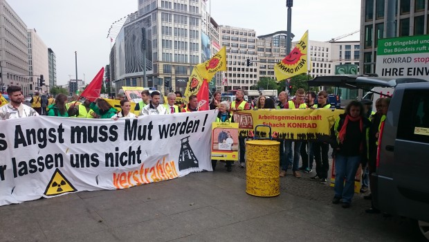 Konrad-Gegner übergeben in Berlin 70.000 Unterschriften