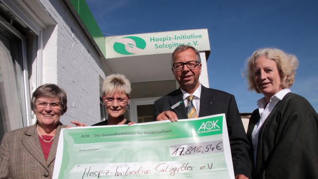 Hospiz-Initiative Salzgitter freut sich über dicke AOK-Spende