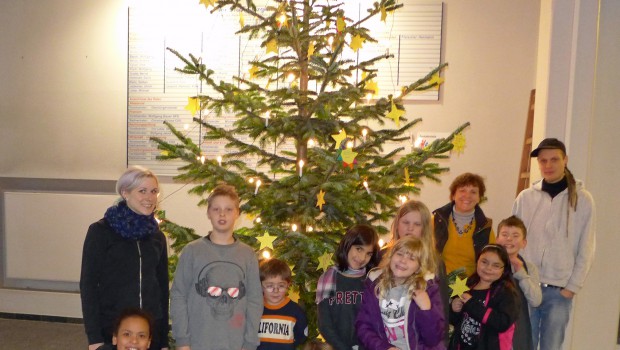 Jugend aus Salzgitter schmückt Weihnachtsbaum mit Botschaften