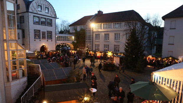 Gifhorn: Schlossmarkt kam an – Famila spendet 1000 Tafeln Schokolade für den guten Zweck