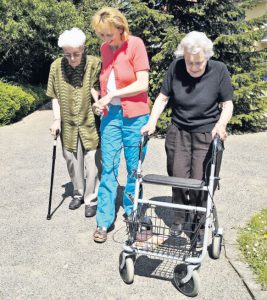 Gerne unternehmen Marie-Luise Minderlein (links) und Elly Bohnemann mit der Pflegedienstleiterin Sabine Bogutzky bei strahlendem Sonnenschein einen Spaziergang. Foto: AG