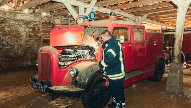 Feuerwehr Salzgitter präsentiert 66 Jahre altes Auto bei Oldtimer-Treffen
