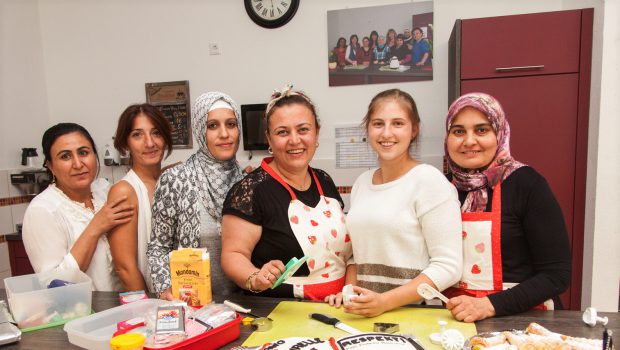 Flüchtlingsfrauen in Salzgitter backen eine „Respekt!“-Sahnetorte