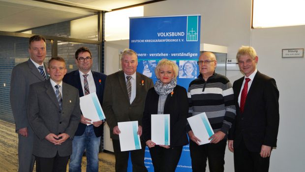 Kriegsgräberfürsorge in Salzgitter zeichnet Mitglieder aus