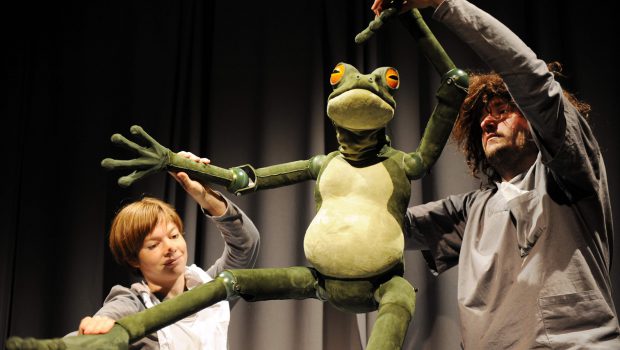 Theater Urknall zeigt den Froschkönig in Salzgitter