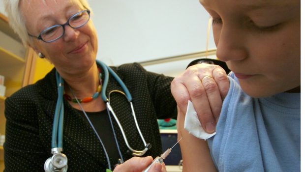 „Durchimpfungsgrad ist zufriedenstellend“: Landkreis kontrolliert Impfbücher aller Sechst- und Neuntklässler