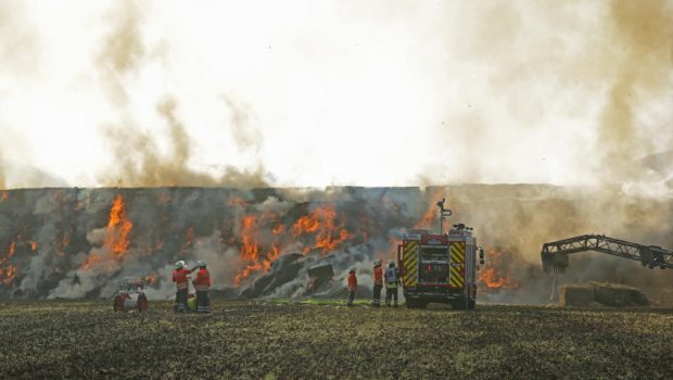 Strohballen in Flammen:  100.000 Euro Schaden in Müden