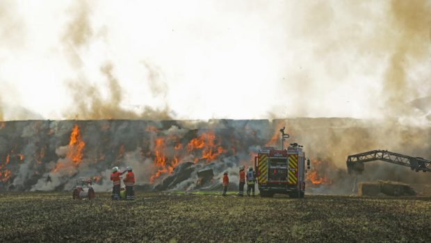 Strohballen in Flammen: 100.000 Euro Schaden in Müden