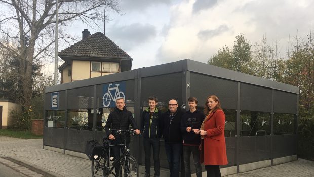 Zugpendler freuen sich über neue Fahrradbox in Lengede