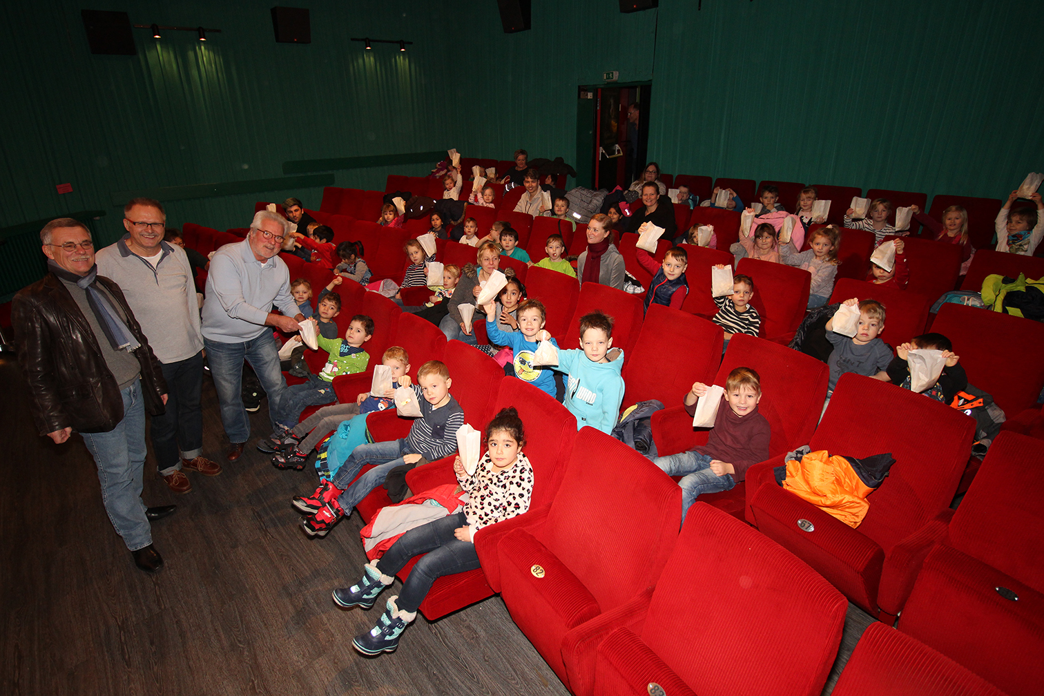 Thekenspenden für die Kinder in Salzgitter-Bad - Hallo Wochenende