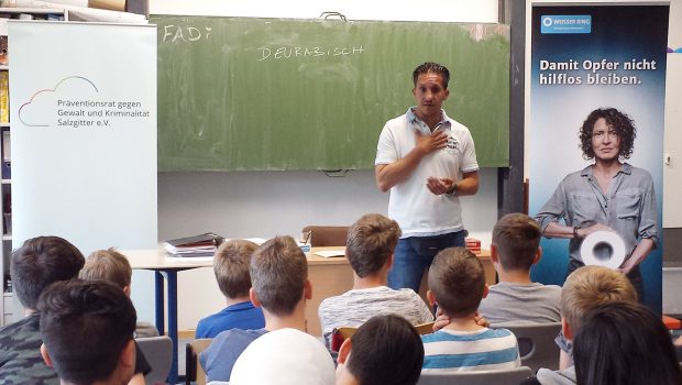 Fadi Saad spricht mit Schülern an Salzgitters Fredenberg
