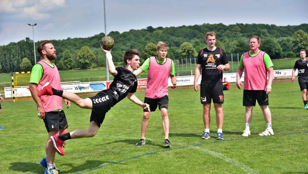 Handball auf dem Rasen in Salzgitter