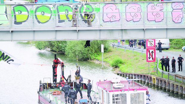 Umweltaktivisten stoppen Zug, blockieren Gleise und Kanal in Wolfsburg