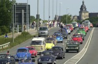 Käfer-Korso: Autos fahren auch auf das VW-Gelände