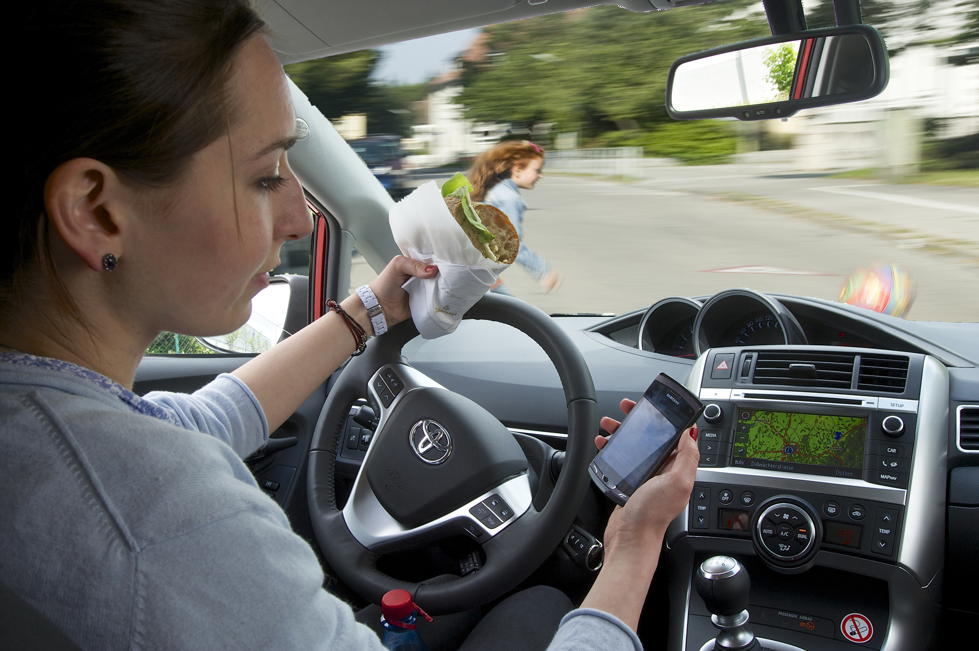 Wenn das Handy am Steuer zur Gefahr wird - Hallo Wochenende
