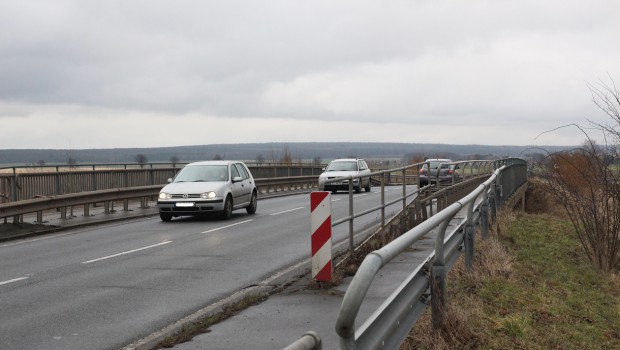 B 248 bei Salzgitter-Barum: Die Bahnbrücke hat ausgedient
