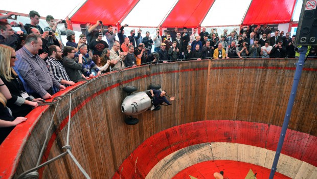 Motorradgedenkfahrt in Salzgitter mit Steilwand-Show