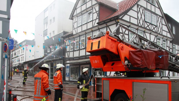 Zwei Fachwerkhäuser brennen in SZ-Bad. Schwieriger Einsatz für Feuerwehr