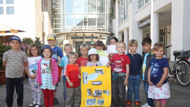 Kindergartenkinder testen Spielplätze