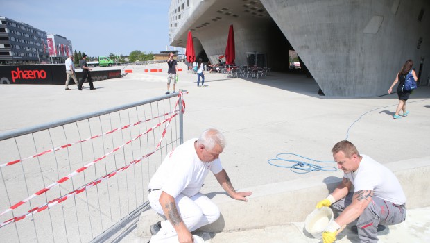 Hitze: Vorplatz des Phaeno schlägt Blasen