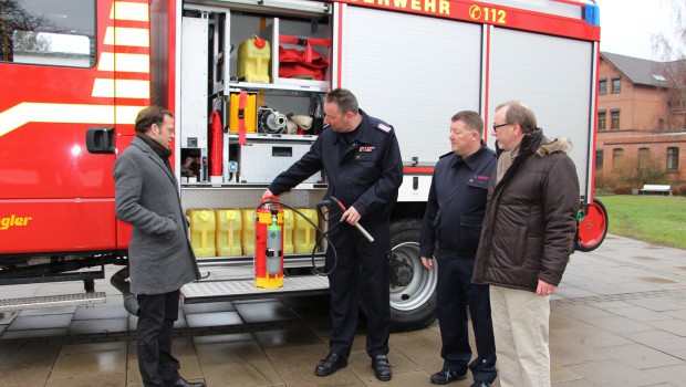 Fontheim-Klinik spendet Feuerwehr Liebenburg ein Löschgerät