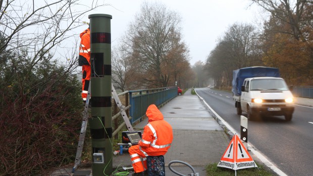 Jetzt blitzt’s doppelt: Landkreis Gifhorn rüstet Blitzanlagen auf