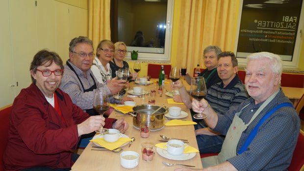 Franz Kress und seine Schüler in Salzgitter bereiten ein Ostermenü zu