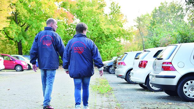 „Rundengänger“: Nachbarn in der Wolfsburger Teichbreite wechseln sich bei ihren abendlichen Touren ab