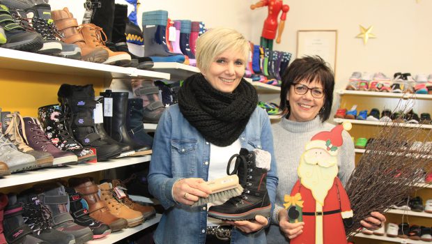 Der Nikolaus füllt Kinderstiefel in Salzgitter-Bad