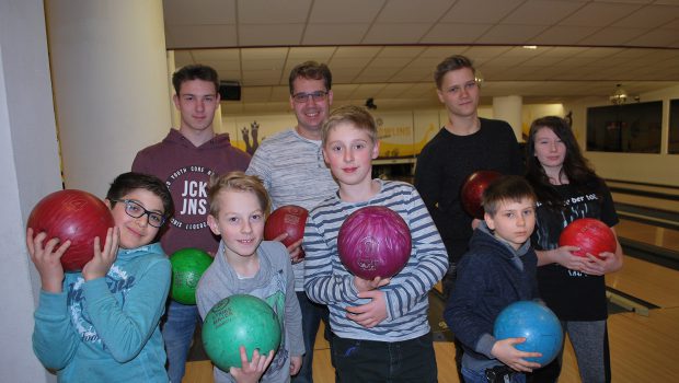 Jugendpflege Baddeckenstedt: Busfahrt, Basteln und Bowling