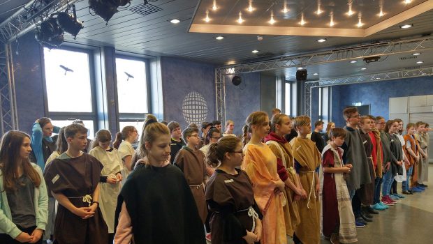 Konfirmanden aus Salzgitter holen König David in die Kirche