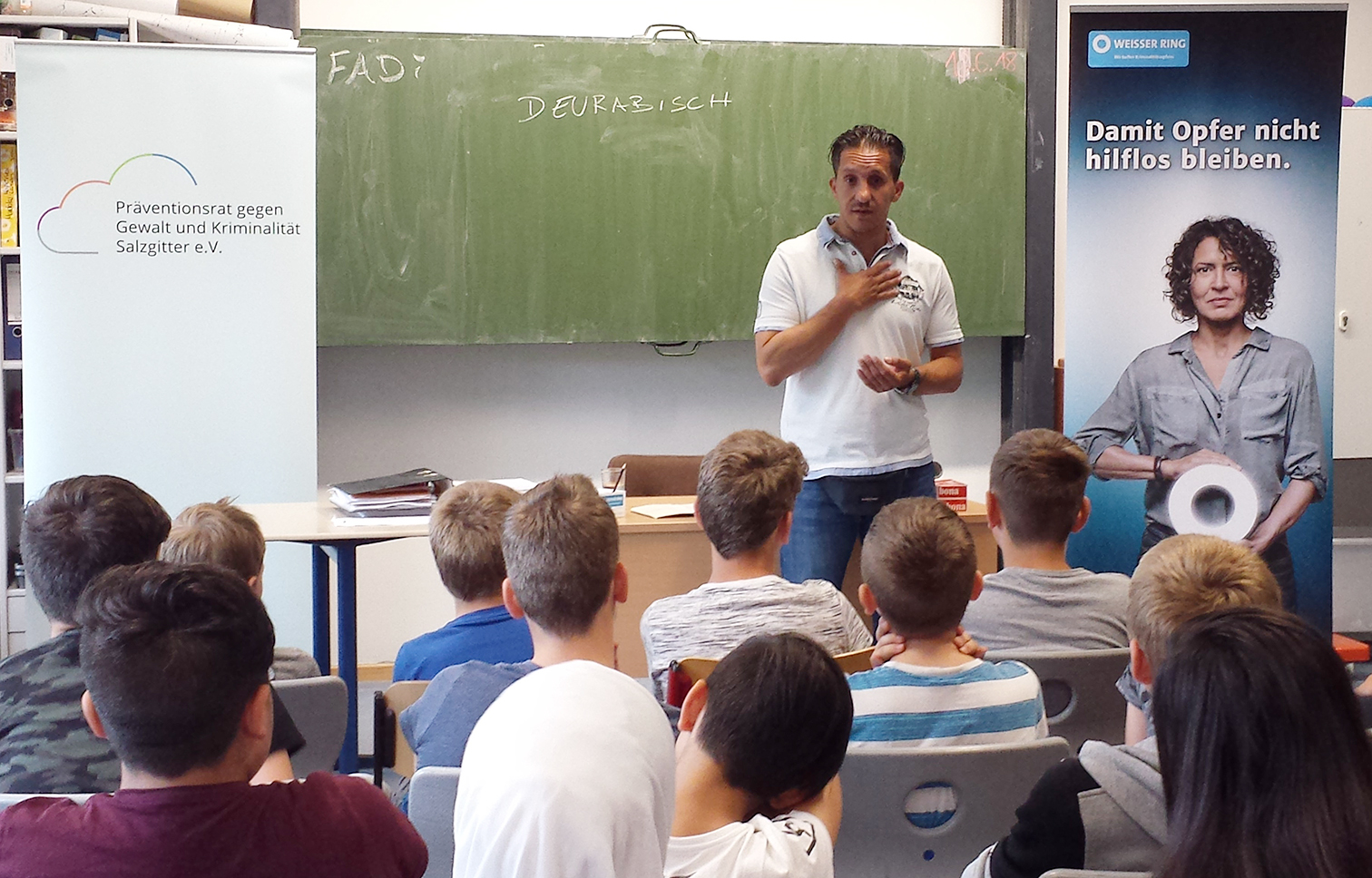 Fadi Saad spricht mit Schülern an Salzgitters Fredenberg Hallo Wochenende