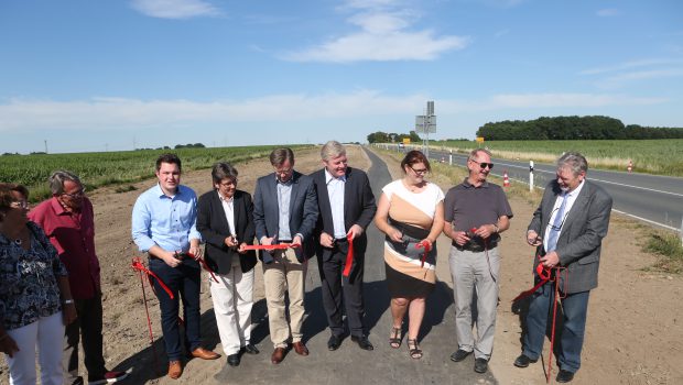 „Herzenswunsch und Notwendigkeit“: Minister Bernd Althusmann gibt neuen Radweg entlang der L 321 frei