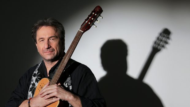 Ein Pfarrer und Liedermacher spielt in Salzgitter