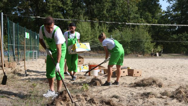 Bolzplatz bauen, Unkraut zupfen:  Der VfL Wolfsburg packt kräftig an