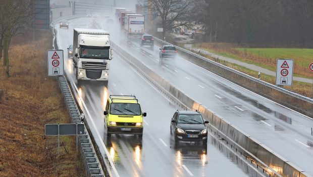B 4 bei Gifhorn: Autofahrer sauer über „Tempo 60 bei Nässe“
