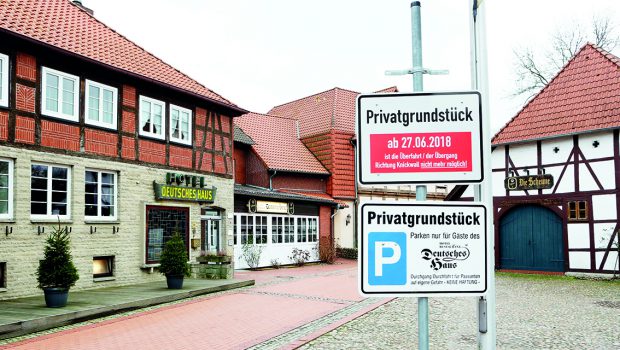 Deutsches Haus in Gifhorn: Zaun verhindert nun die Durchfahrt