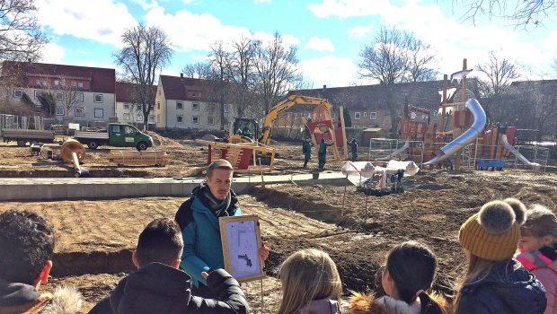 Kinder helfen beim Spielplatzbau in Salzgitter-Thiede