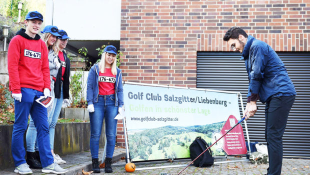 Golfbälle fliegen über den Campus in Salzgitter